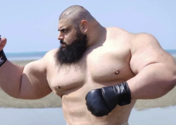 (VIDEOS) Humillan al ‘Hulk iraní’ en su debut en el mundo del boxeo