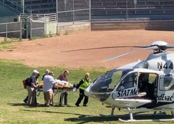 (VIDEO) Tras el feroz ataque durante una conferencia, Salman Rushdie está siendo operado de urgencia