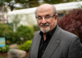 Le retiraron el respirador artificial a Salman Rushdie y pudo hablar luego del ataque