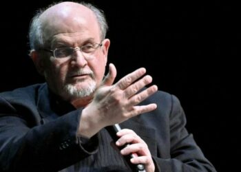 Irán culpa a Salman Rushdie del ataque en su contra y rechaza lazos con el atacante