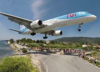 (VIDEO) Un enorme avión sobrevuela a escasos metros de unos turistas antes de aterrizar