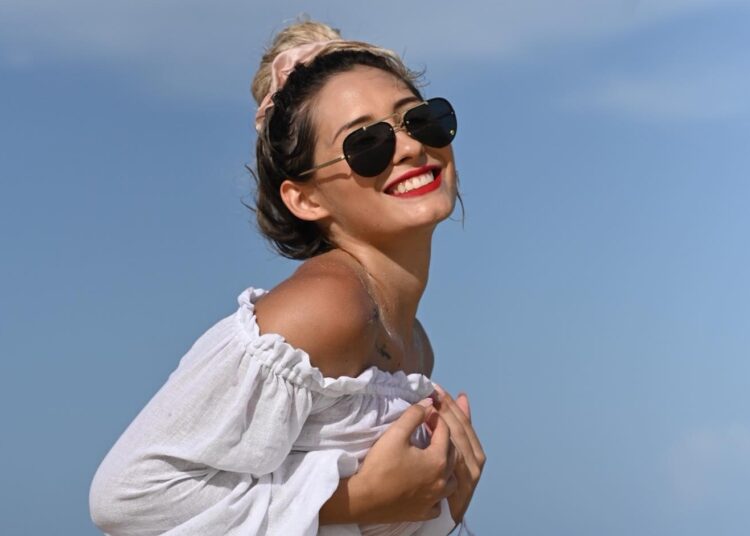 Issa Vegas presume abdomen perfecto en ajustado bikini de guerra