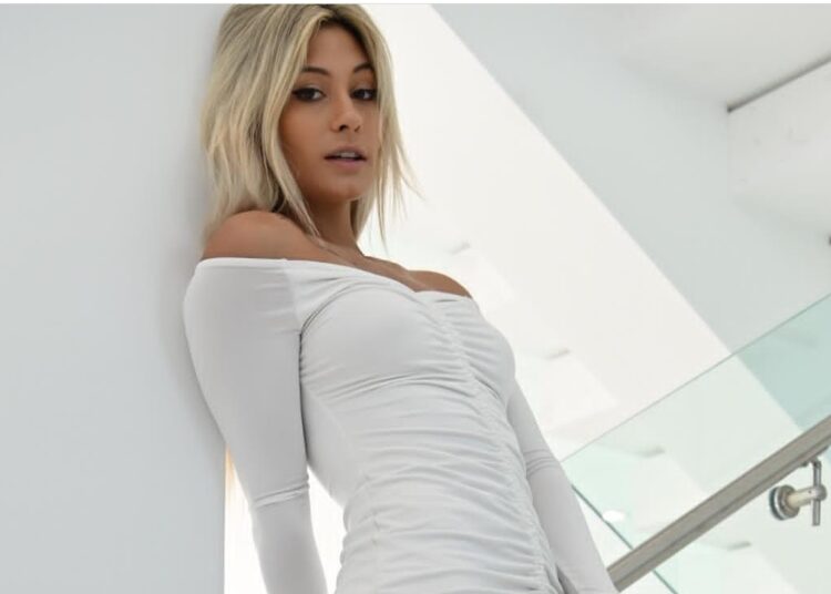 Issa Vegas deslumbra a la Luna con ajustado vestido en tono naranja