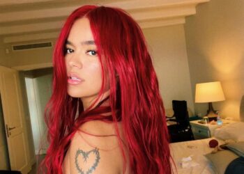 Controla tus latidos antes de ver a Karol G cubierta solo por sus sábanas