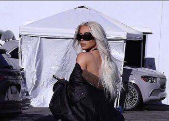 Kim Kardashian incendia la red con atrevido body plateado