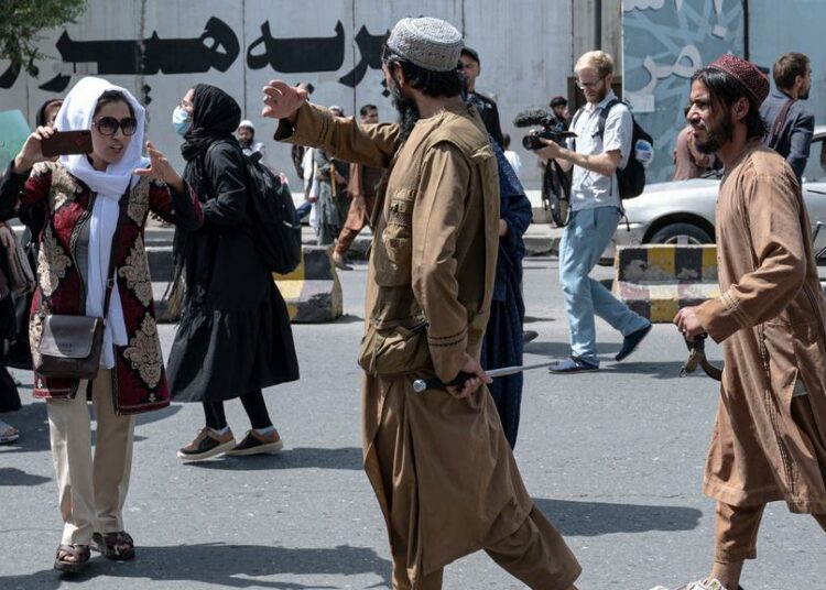 Talibanes disparan para dispersar manifestación de mujeres