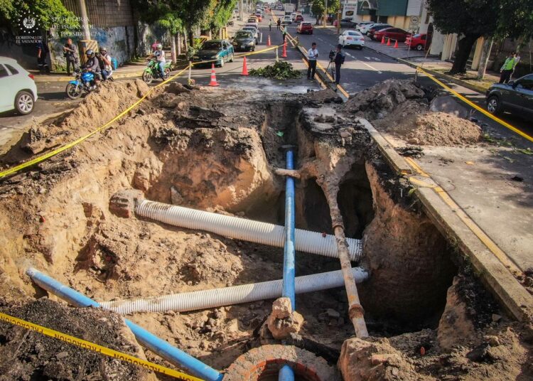 ANDA sustituye tuberías de aguas residuales sobre la 25 avenida sur, en San Salvador