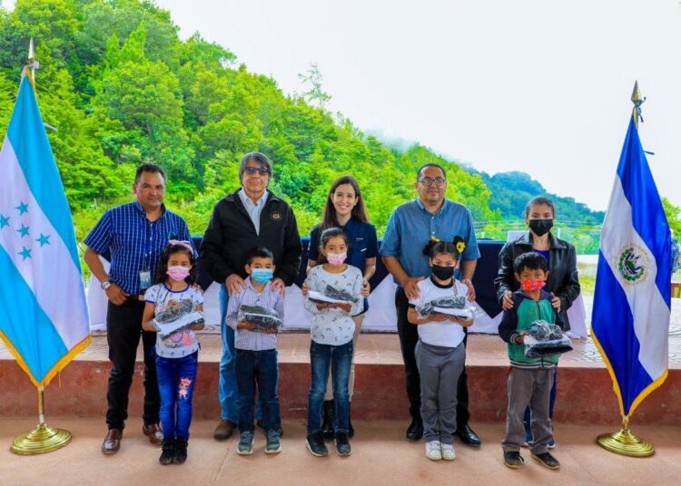 Entregan uniformes, calzado y útiles escolares a estudiantes en Nahuaterique, Morazán