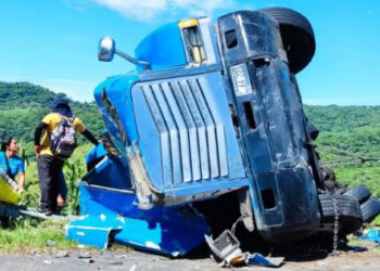 Se reporta rastra volcada sobre Carretera Panamericana