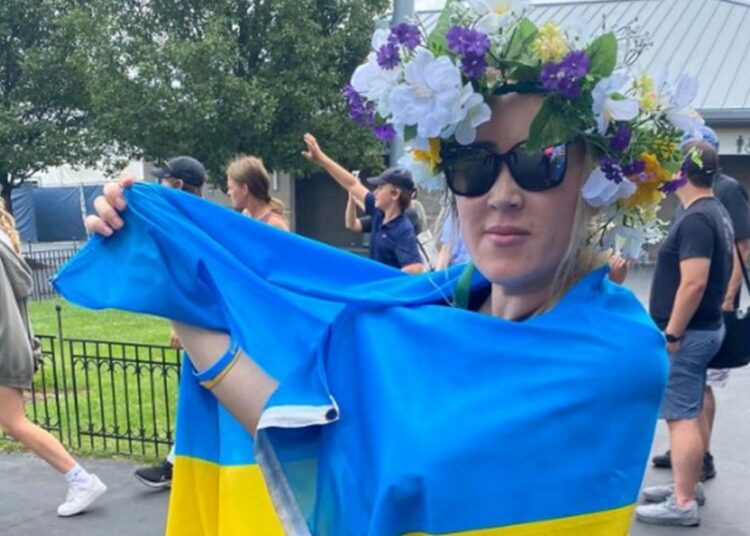 Echaron del estadio a una espectadora con una bandera de Ucrania a pedido de una jugadora rusa de tenis