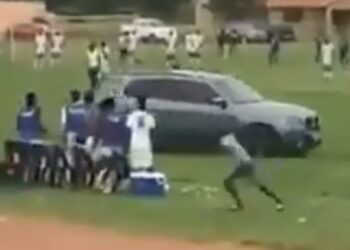 (VIDEO) Un fanático invadió la cancha con su auto e intentó atropellar a un árbitro en Sudáfrica