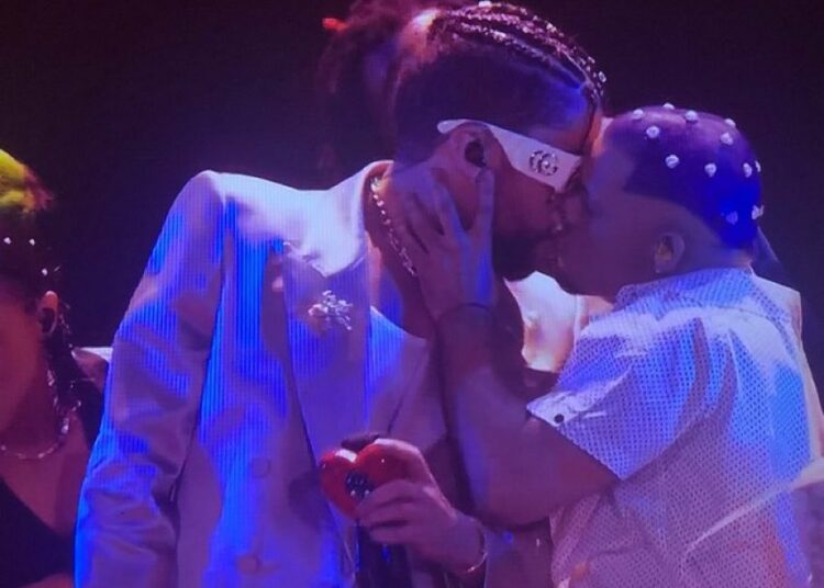 Bad Bunny se besa con sus bailarines durante los MTV VMA 2022