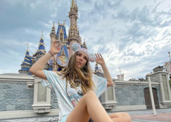 (VIDEO) Belinda obliga a su mamá a subirse a una montaña rusa y no sale bien