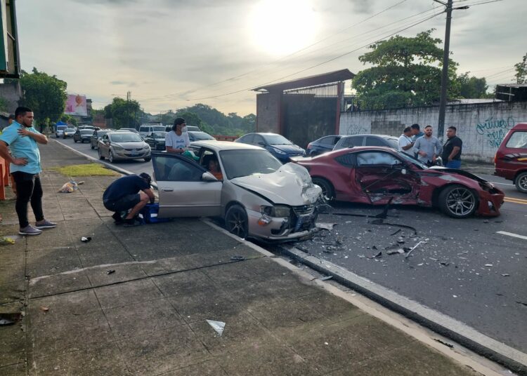 Tres personas resultan lesionadas en accidente de tránsito sobre el Bulevar Venezuela