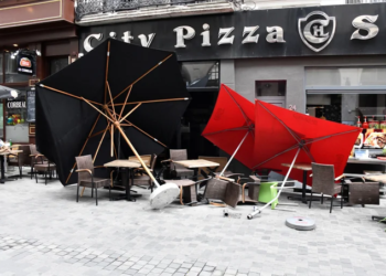 Una camioneta embistió a toda velocidad la terraza de un café de Bruselas y dejó seis heridos