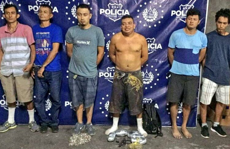 Seis terroristas son capturados con droga y armamento en club nocturno del Puerto de La Libertad