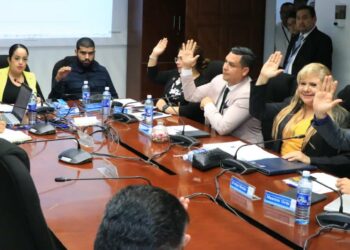 Legalizan inmuebles en San Salvador y Santa Ana para que decenas de familias pasen a ser propietarias de los terrenos que habitan