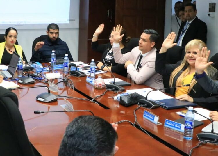 Legalizan inmuebles en San Salvador y Santa Ana para que decenas de familias pasen a ser propietarias de los terrenos que habitan