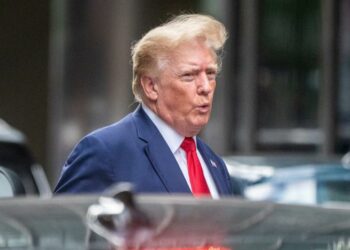 Trump busca impedir que el FBI revise lo incautado en su casa