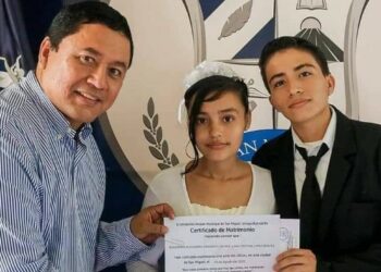 Ante rumores sobre sus edades, pareja de casados por Will Salgado aclaran son mayores y muestran los DUI