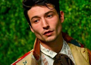 El actor de Flash Ezra Miller pierde la cabeza: viaja armado por miedo a que le persiga el FBI o el Ku Klux Klan