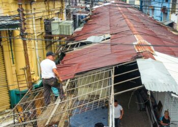 Más de 500 vendedores informales retiran voluntariamente sus puestos de la Calle Arce en San Salvador