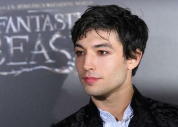 Ezra Miller se disculpó por los escándalos y está bajo tratamiento por “problemas de salud mental complejos”