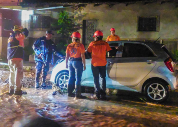 Rescatan vehículo de calle inundada por las lluvias en Moncagua, San Miguel