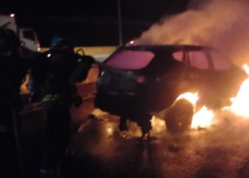Auto prende en llamas en Bulevar Monseñor Romero, los Bomberos acudieron al lugar
