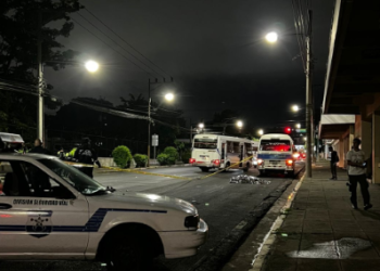 Mujer muere atropellada en el centro de San Salvador