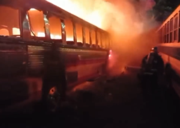 Bomberos sofocan incendio en dos buses de la ruta 79 en Villa Lourdes esta madrugada