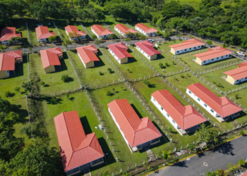 CEL entrega viviendas a 13 familias residentes en la orilla del Embalse 3 de Febrero, en Carolina, San Miguel