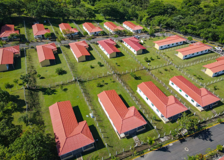 CEL entrega viviendas a 13 familias residentes en la orilla del Embalse 3 de Febrero, en Carolina, San Miguel