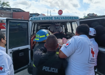 Bomberos liberan a pasajera atrapada en vehículo tras accidente en Cojutepeque