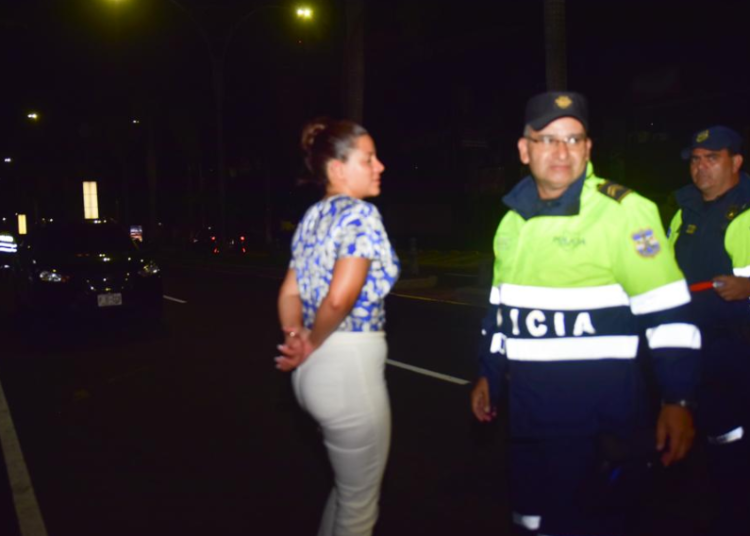 Detienen a conductora a quien le detectaron exceso de alcohol en control vehicular