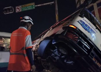 Cinco lesionados deja choque de dos microbuses en San Salvador