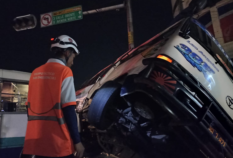 Cinco lesionados deja choque de dos microbuses en San Salvador