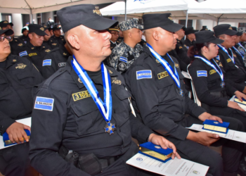 PNC entrega galardón Orden al Mérito Policial en sus 30 años de fundación