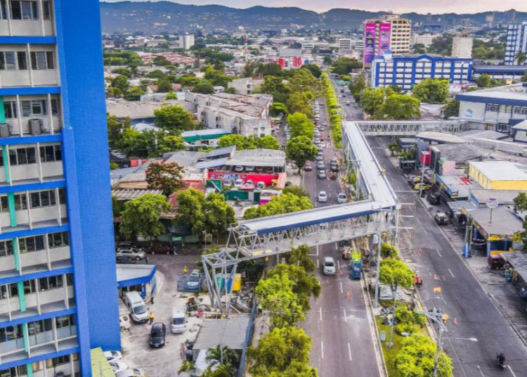 Inicia colocación de paredes de vidrio en estructura aérea que une edificios del Hospital Bloom