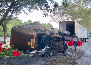 Camión y rastra se accidentaron esta madrugada en el Km. 40 de la Panamericana, en San Rafael Cedros
