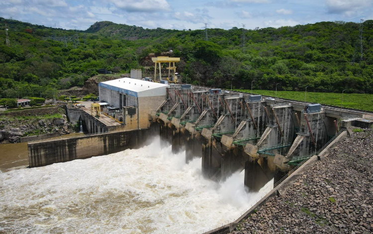 El Salvador pasa de comprar energía eléctrica a venderla con ingresos de $31 millones este año