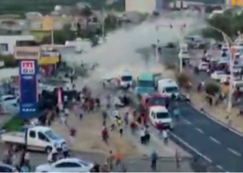 (FUERTES IMÁGENES) 16 muertos y decenas de heridos causa camión sin frenos en Turquía