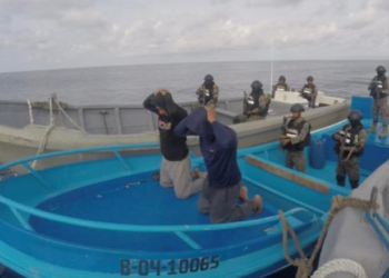 Fuerza Naval Salvadoreña intercepta lancha con droga valorada en $17 millones