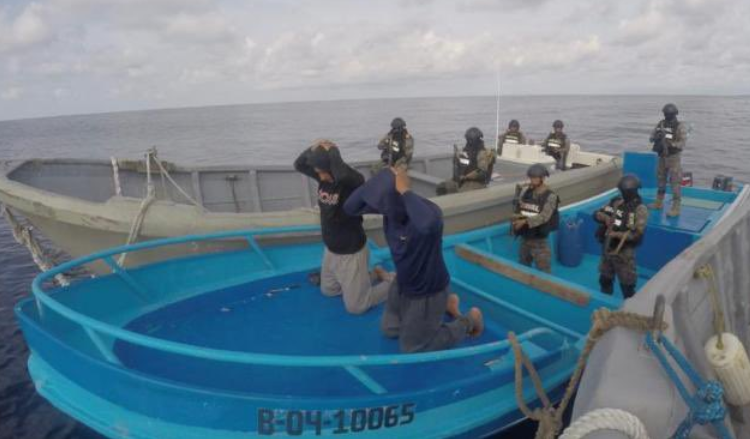 Fuerza Naval Salvadoreña intercepta lancha con droga valorada en $17 millones
