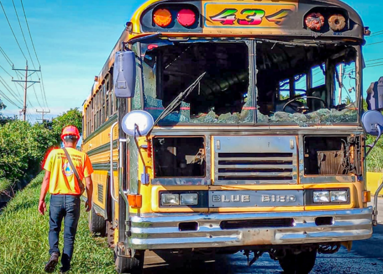 Bomberos sofocan incendio en autobús en carretera hacia Acajutla, motorista resultó con quemaduras