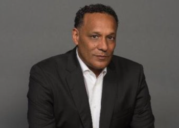 Empresario estadounidense Arman Walker destaca el bajo precio de la gasolina en El Salvador