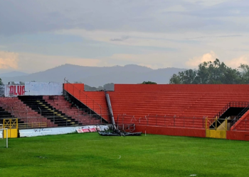 Fuerte tormenta huracanada derriba torre y causa inundaciones en estadio Barraza de San Miguel