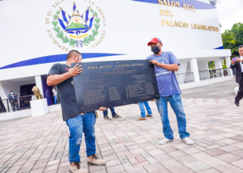 Presidente de la Asamblea Legislativa ordena el retiro de placas conmemorativas con nombres ligados a corrupción