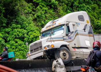 Rastra se sube a la barda separadora en la calle de Los Chorros, el paso está habilitado con precaución