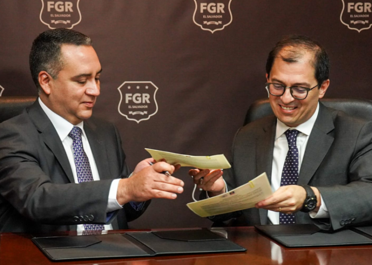 Fiscales de El Salvador y Colombia firman convenio para combatir el crimen organizado